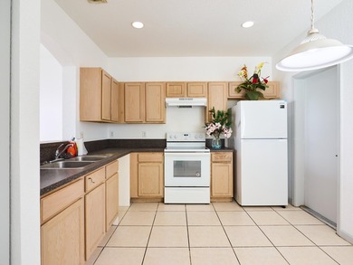 Located in the gated community of Thousand Oaks, this 3-bedroom - photo 1