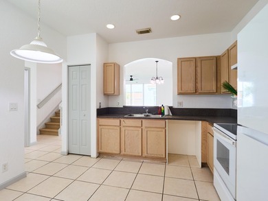 Located in the gated community of Thousand Oaks, this 3-bedroom - photo 2