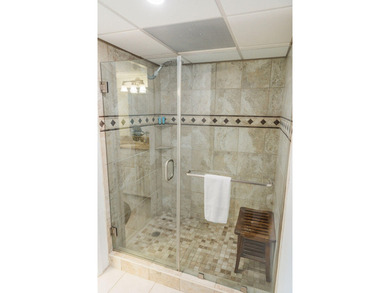 This newly remodeled and beautifully maintained 3-bedroom with - photo 12