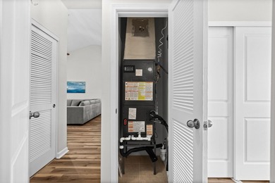 Beautiful top-floor, two-bedroom, two-bath condo with vaulted - photo 24