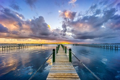Stunning 4BR + den / 3BA Key West-style waterfront estate in - photo 4