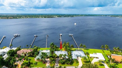 Stunning 4BR + den / 3BA Key West-style waterfront estate in - photo 8