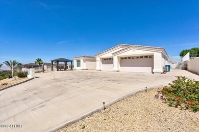 This stunning pool home with Great Views offers the perfect - photo 2