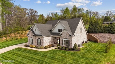 Back on the market due to Buyer's financing! Beautiful 4-bedroom - photo 3