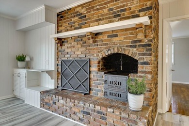 Timeless character and curb appeal are calling cards for this - photo 14