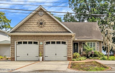 Lake Waccamaw Home For Sale in Lake Waccamaw North Carolina