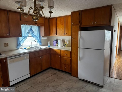 This 1960's 2 bedroom, single-wide mobile home offers a great - photo 13