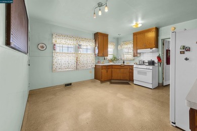 Nestled in the Harrington neighborhood of Oakland, this 3 - photo 8