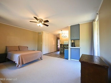 This move-in-ready condominium is ideally located in a desirable - photo 10