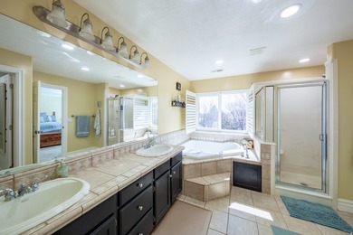 Beautiful, unique home with tall ceilings, real hardwood, new - photo 28