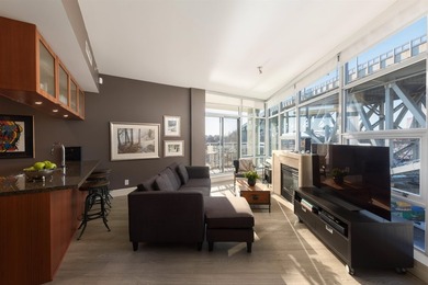 Rising along the seawall in Yaletown's Beach District, Silver - photo 9