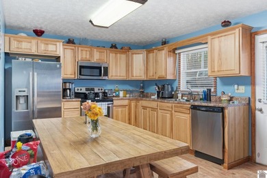 Low-maintenance home close to the water! This one delivers - photo 3