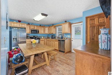 Low-maintenance home close to the water! This one delivers - photo 4