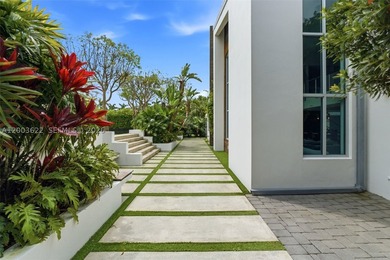 Experience unparalleled modern luxury in this spectacular split - photo 11