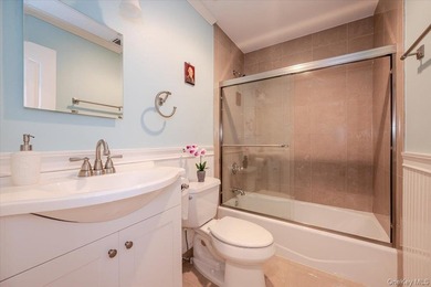 This beautifully maintained 3-bedroom, 3-bath end-unit townhome - photo 19