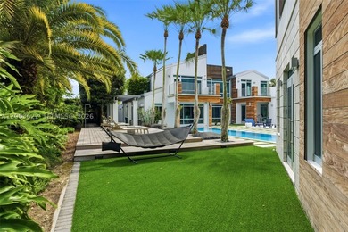 Experience unparalleled modern luxury in this spectacular split - photo 21