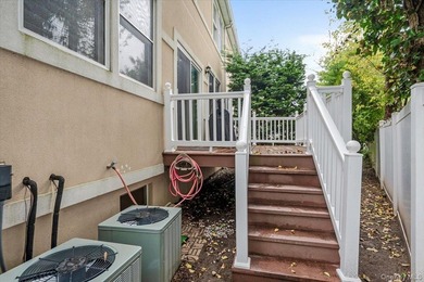 This beautifully maintained 3-bedroom, 3-bath end-unit townhome - photo 23