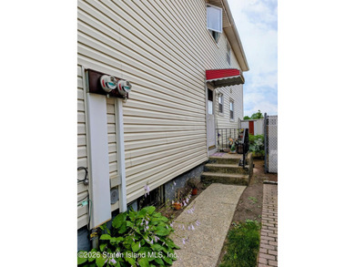 Welcome to an exceptional opportunity at 653 Hylan Boulevard, a - photo 28