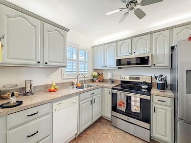 Welcome to Royal Park Gardens, a highly sought-after 55+ - photo 12