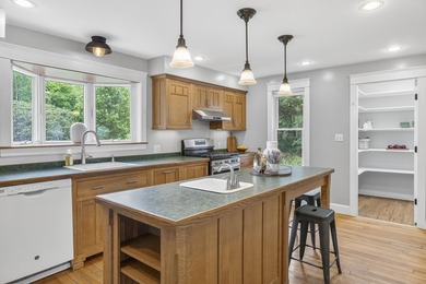 This quintessential Coastal Maine Bungalow is located minutes - photo 30