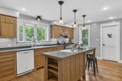 This quintessential Coastal Maine Bungalow is located minutes - photo 33