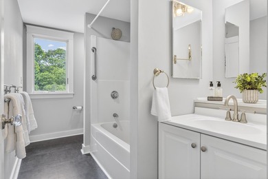 This quintessential Coastal Maine Bungalow is located minutes - photo 46