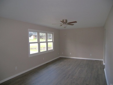 Immediate possession available with this refreshed 3 bedroom one - photo 12