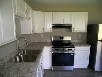 Immediate possession available with this refreshed 3 bedroom one - photo 16