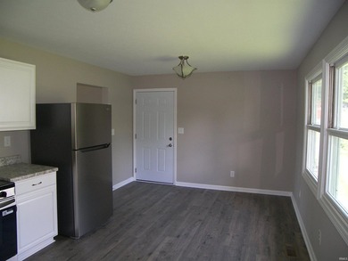 Immediate possession available with this refreshed 3 bedroom one - photo 17
