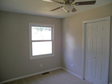 Immediate possession available with this refreshed 3 bedroom one - photo 27