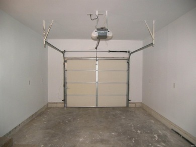 Immediate possession available with this refreshed 3 bedroom one - photo 34