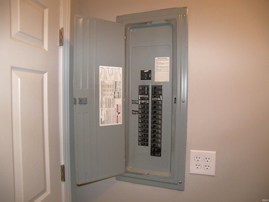 Immediate possession available with this refreshed 3 bedroom one - photo 36