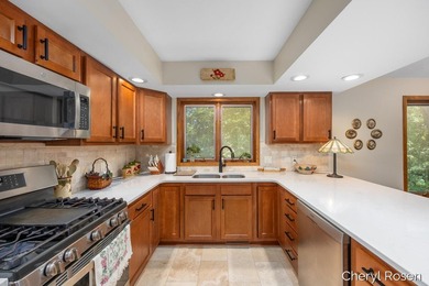 Welcome home to this beautifully maintained stand-alone - photo 4