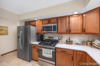 Welcome home to this beautifully maintained stand-alone - photo 5