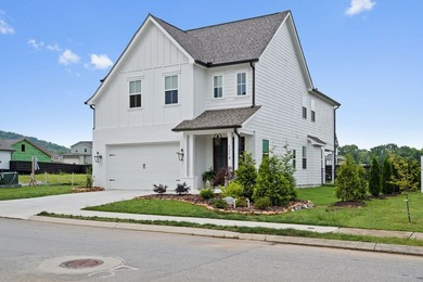 Welcome home to this charming 3-bedroom, 2.5-bath cottage - photo 4