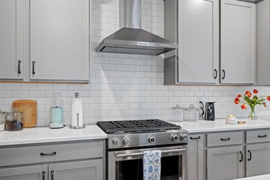 Welcome home to this charming 3-bedroom, 2.5-bath cottage - photo 8