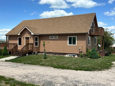 This thoughtfully designed mountain retreat offers comfort - photo 2