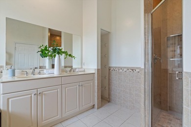 Welcome to this charming 3-bedroom, 2.5-bathroom townhouse - photo 20