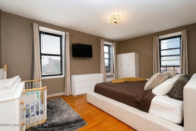 Welcome home to this bright and airy one-bedroom co-op, ideally - photo 18