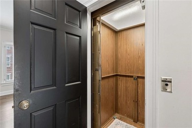 Elegant townhome located in the perfect Buckhead location!