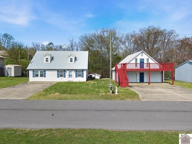Looking for a lake house getaway? This newly renovated home has - photo 1
