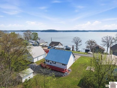 Looking for a lake house getaway? This newly renovated home has - photo 2