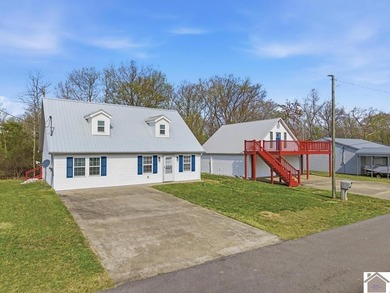 Looking for a lake house getaway? This newly renovated home has - photo 4