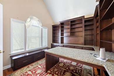 Beautiful, spacious home offering comfort, flexibility and - photo 4