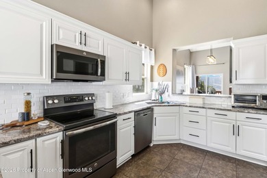 Welcome home! This stunning remodeled 3 bed, 2.5 bath townhouse - photo 15