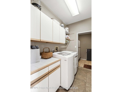 Welcome home! This stunning remodeled 3 bed, 2.5 bath townhouse - photo 17