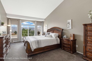 Welcome home! This stunning remodeled 3 bed, 2.5 bath townhouse - photo 19