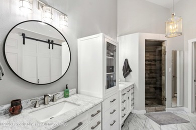 Welcome home! This stunning remodeled 3 bed, 2.5 bath townhouse - photo 20