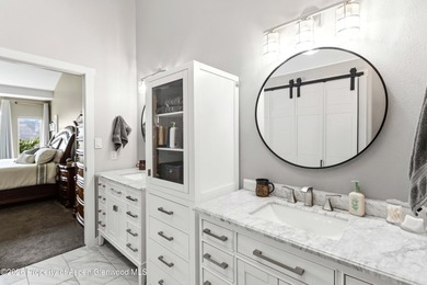 Welcome home! This stunning remodeled 3 bed, 2.5 bath townhouse - photo 21