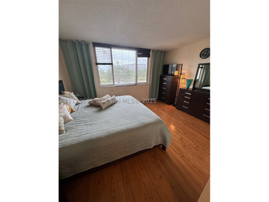 Beautifully updated, spacious & renovated 1 bed, 1.5 bath condo - photo 21